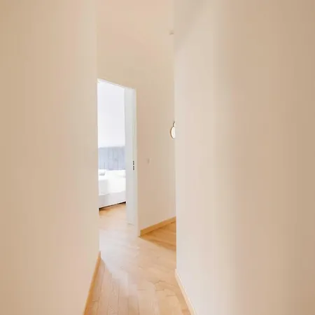 Charming - - Mobility Lease
