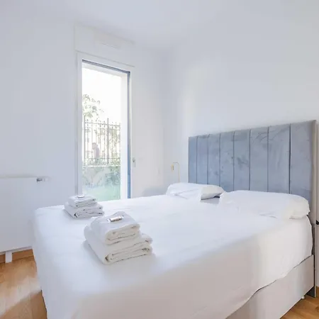 Charming - - Mobility Lease
