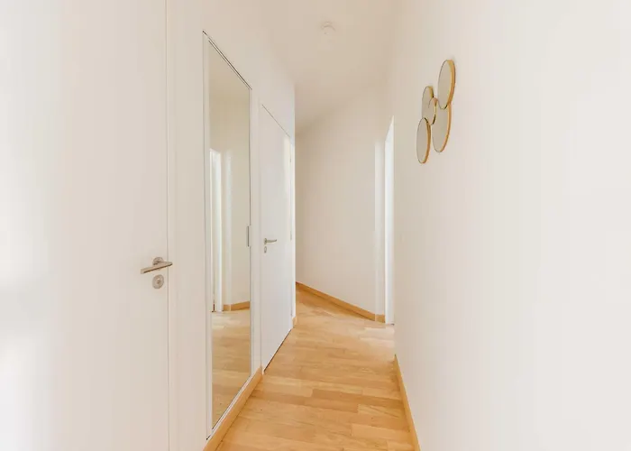 Charming - - Mobility Lease Apartment *