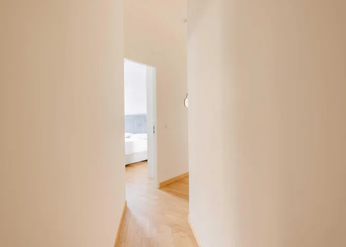Charming - - Mobility Lease
