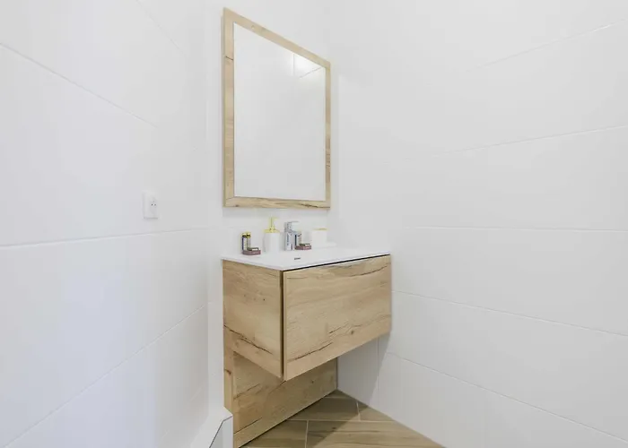 Charming - - Mobility Lease Apartment