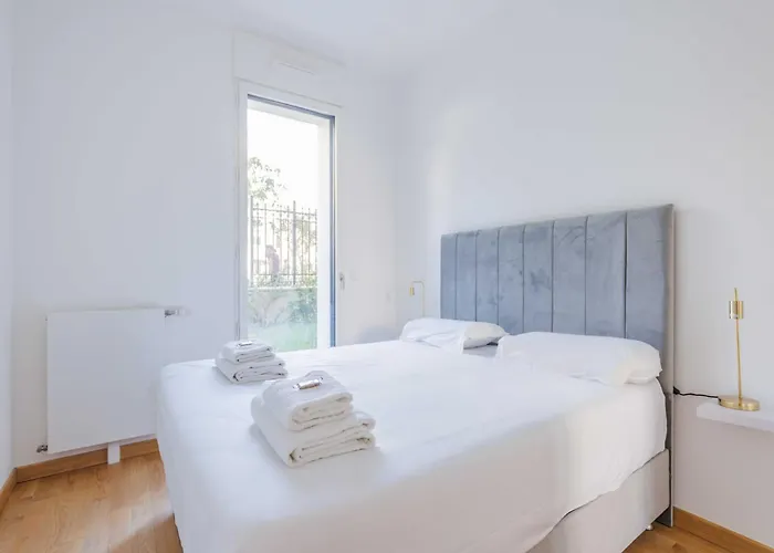 Charming - - Mobility Lease