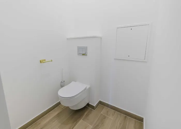 Charming - - Mobility Lease Apartment *